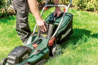 Fangkorb wird vom Akku-Rasenmäher abgenommen