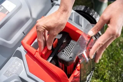 Akku in Vertikutierer einsetzen