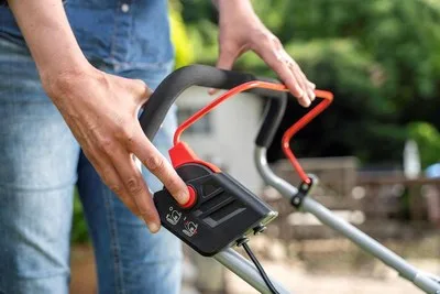 Klappholm am Akku-Vertikutierer