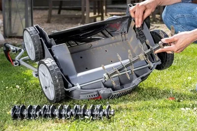 Walzenwechsel am Akku-Vertikutierer